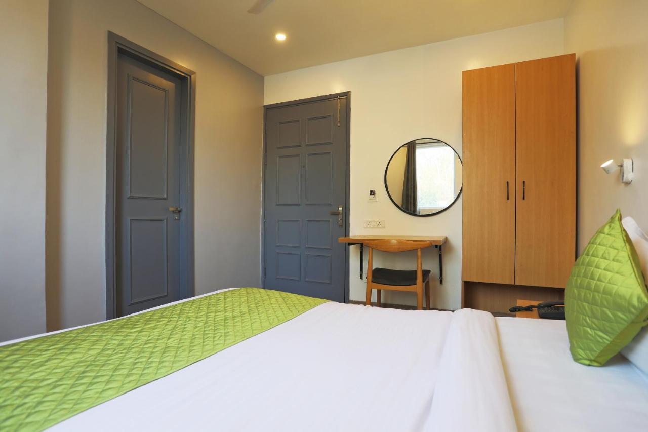 Hotel Yellow Chilli Britannia Chowk- Couple Friendly Local Id Accepted New Delhi Exteriör bild