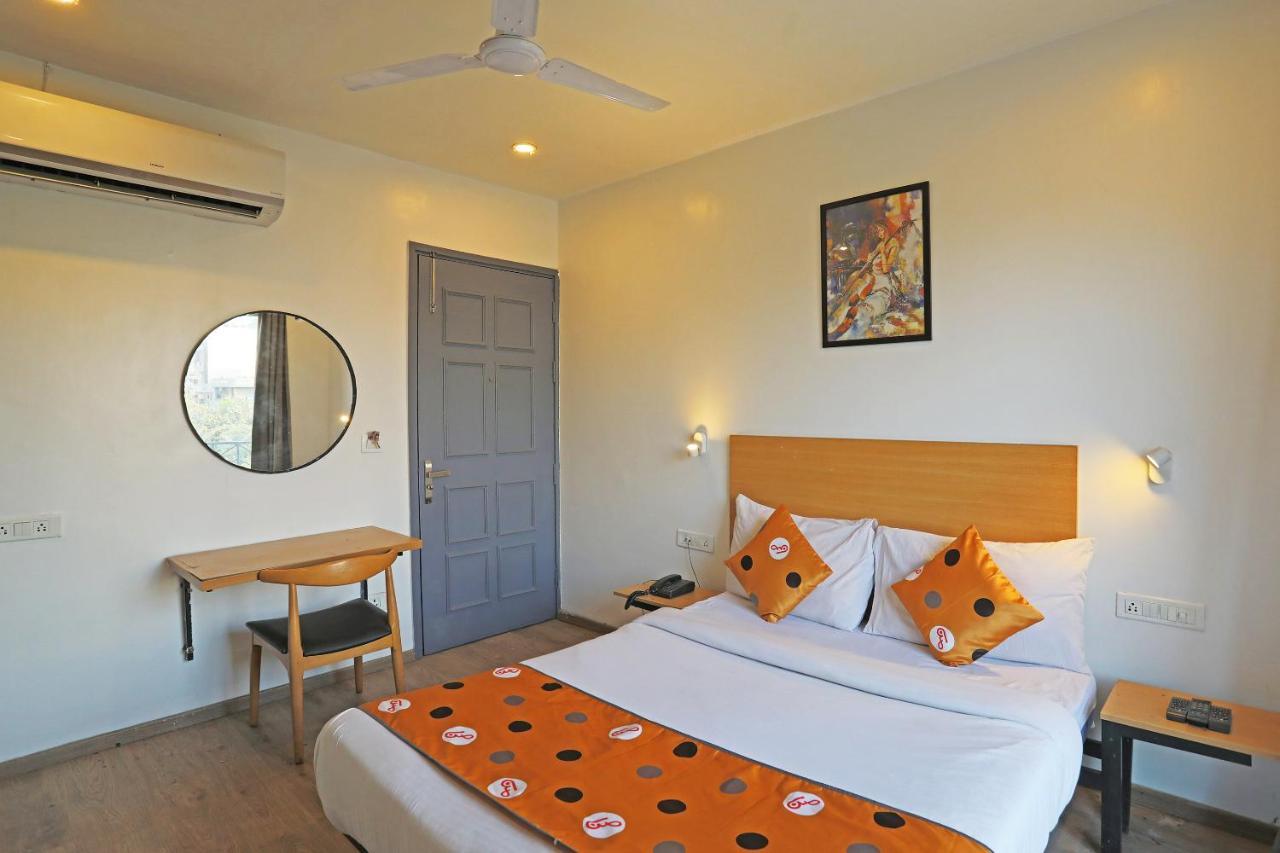 Hotel Yellow Chilli Britannia Chowk- Couple Friendly Local Id Accepted New Delhi Exteriör bild
